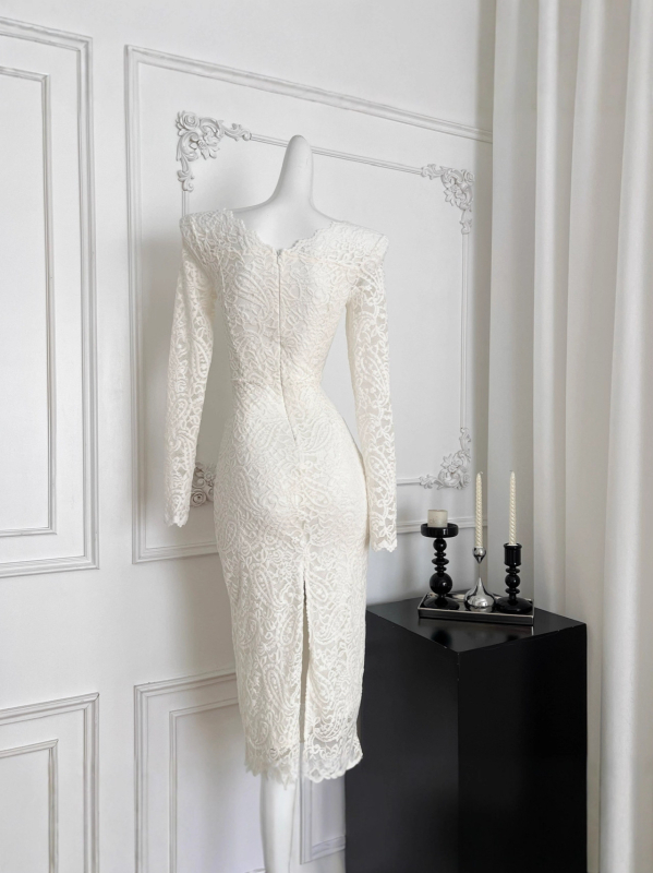 Csipkés ruha egy vállon, V-nyakú, masni részlettel, A-vonalú sziluettel