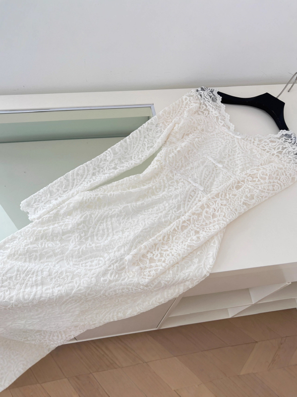 Csipkés ruha egy vállon, V-nyakú, masni részlettel, A-vonalú sziluettel