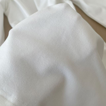 Majica s stiskanjem u području struka, srednje duljine u bodycon kroju; unutarnja flis podstava; dugi rukavi; zaokrugljen izrez; 100% pamuk