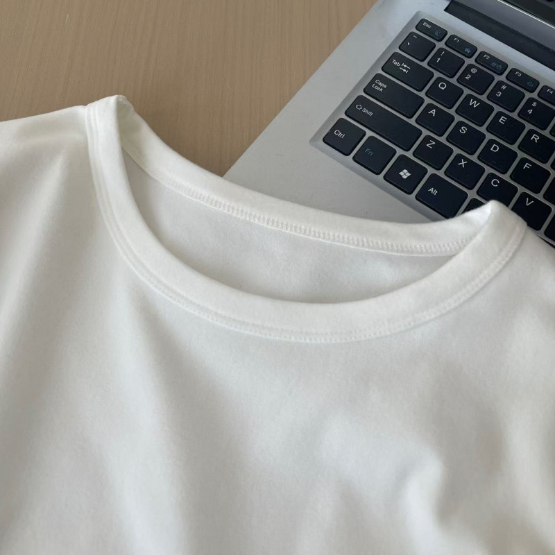 Majica s stiskanjem u području struka, srednje duljine u bodycon kroju; unutarnja flis podstava; dugi rukavi; zaokrugljen izrez; 100% pamuk
