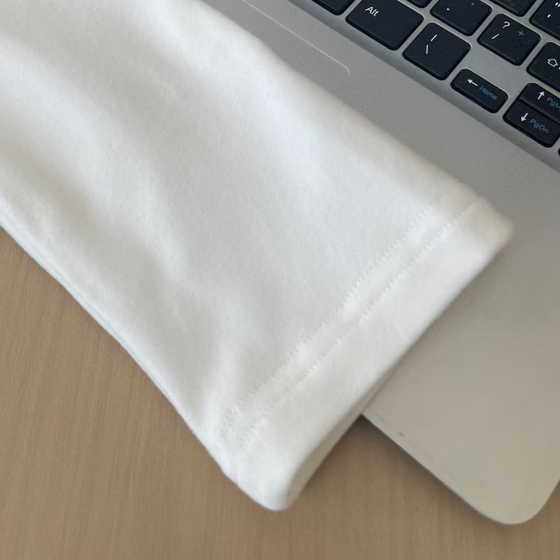 Majica s stiskanjem u području struka, srednje duljine u bodycon kroju; unutarnja flis podstava; dugi rukavi; zaokrugljen izrez; 100% pamuk