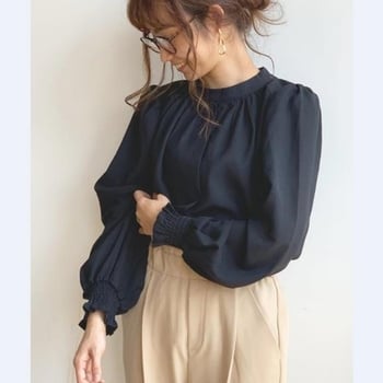 Šifon bluza s puff rukavima, stojeći ovratnik, jednobojna, poliester-elastanska smjesa, udoban široki kroj, dugi rukavi, standardna duljina 50–65 cm