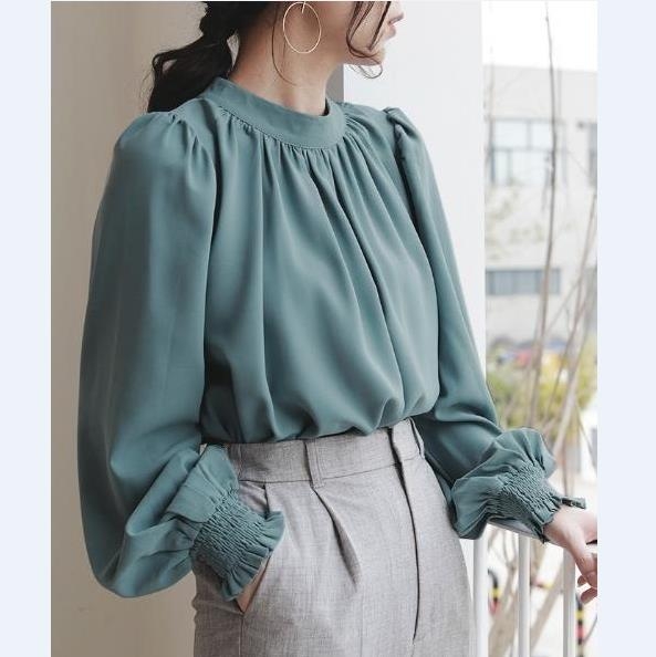 Šifon bluza s puff rukavima, stojeći ovratnik, jednobojna, poliester-elastanska smjesa, udoban široki kroj, dugi rukavi, standardna duljina 50–65 cm