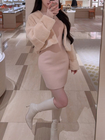 Pletena haljina s visokim strukom, srednje duljine, mrežasti paneli, pulover dizajn.