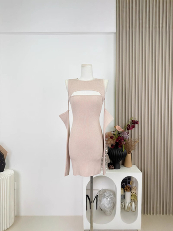 Pletena haljina s visokim strukom, srednje duljine, mrežasti paneli, pulover dizajn.