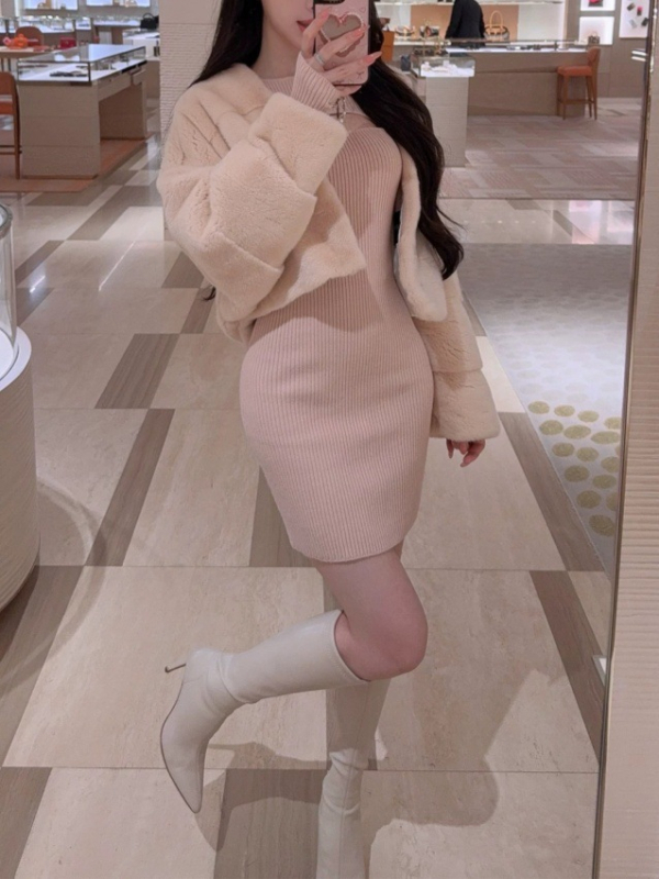 Pletena haljina s visokim strukom, srednje duljine, mrežasti paneli, pulover dizajn.