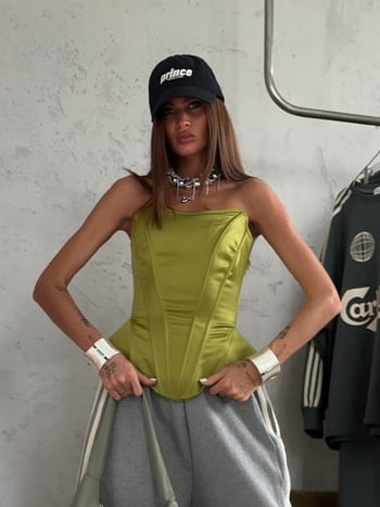 Tip: tube top bez naramenica; kroj uskim strukom; zakrivljeni rub; materijal: saten, poliester 70–80% i spandex <30%