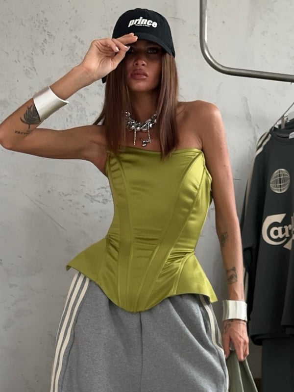 Tip: tube top bez naramenica; kroj uskim strukom; zakrivljeni rub; materijal: saten, poliester 70–80% i spandex <30%