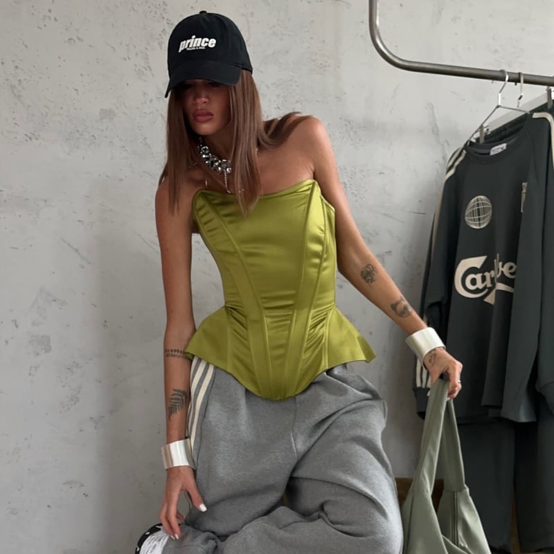 Tip: tube top bez naramenica; kroj uskim strukom; zakrivljeni rub; materijal: saten, poliester 70–80% i spandex <30%