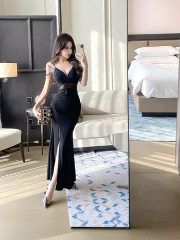 Duga haljina od poliestera s dubokim V-izrezom, razrezom i uskim krojem