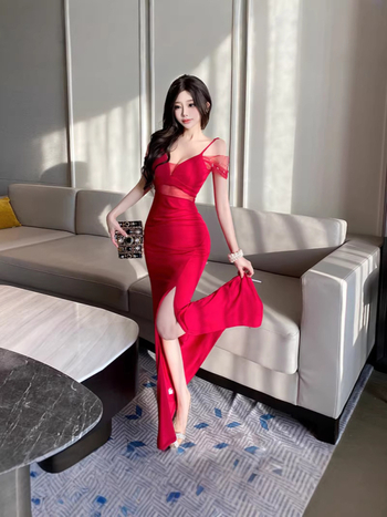 Duga haljina od poliestera s dubokim V-izrezom, razrezom i uskim krojem