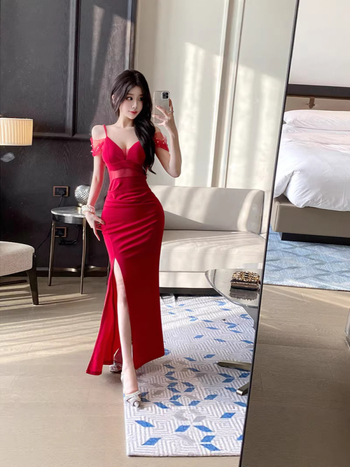 Duga haljina od poliestera s dubokim V-izrezom, razrezom i uskim krojem