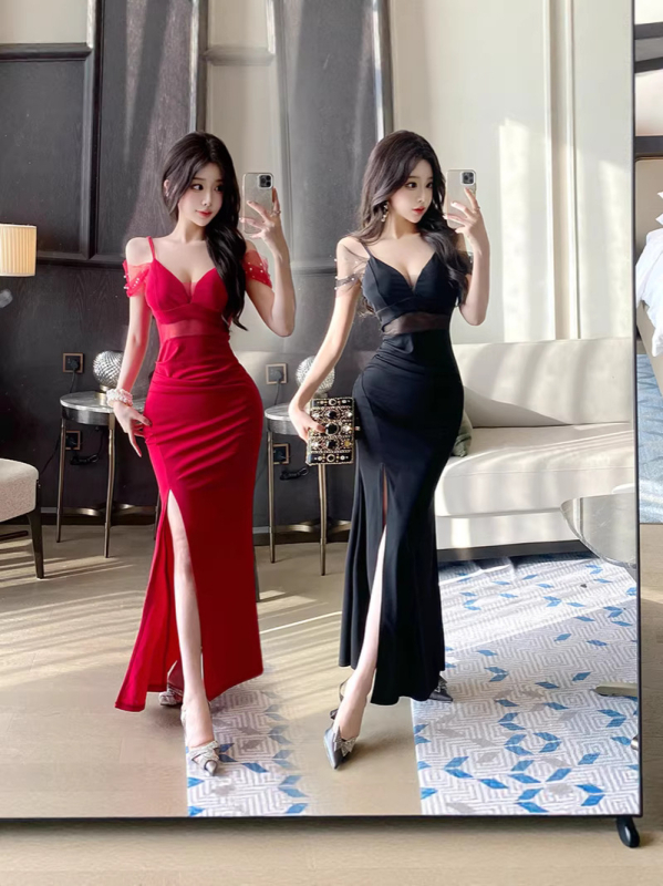 Duga haljina od poliestera s dubokim V-izrezom, razrezom i uskim krojem