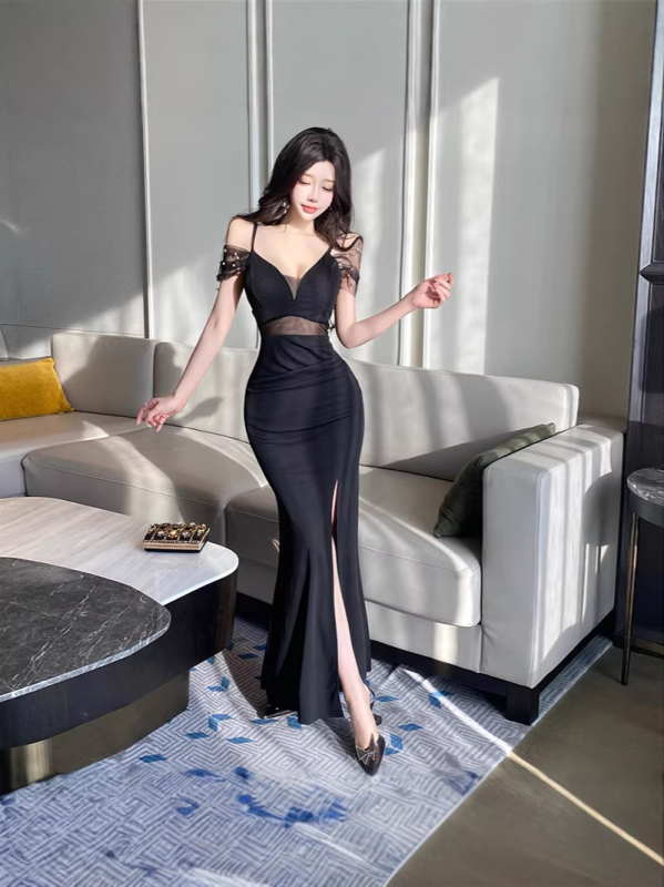 Duga haljina od poliestera s dubokim V-izrezom, razrezom i uskim krojem