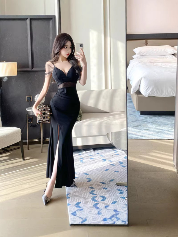 Duga haljina od poliestera s dubokim V-izrezom, razrezom i uskim krojem