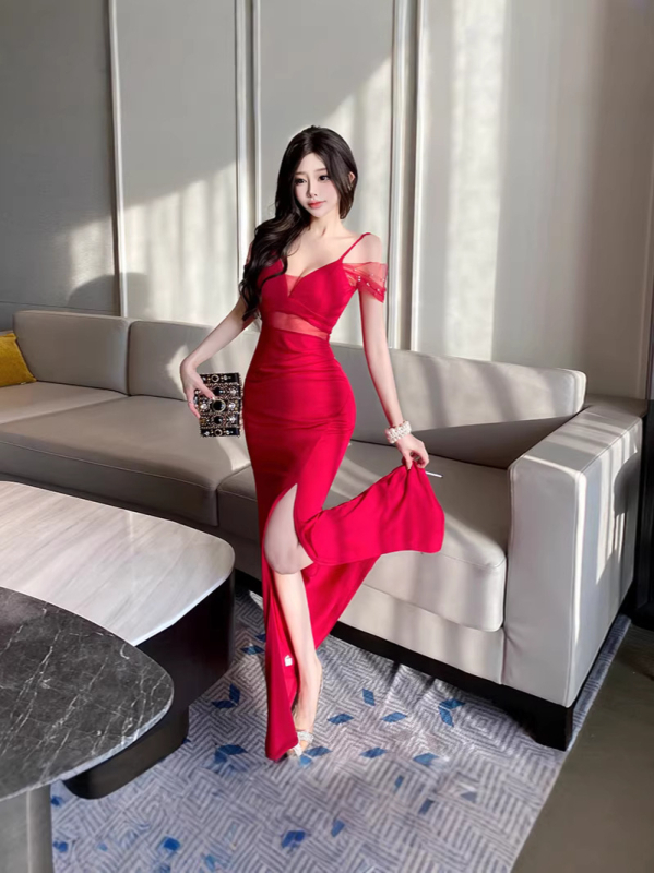 Duga haljina od poliestera s dubokim V-izrezom, razrezom i uskim krojem