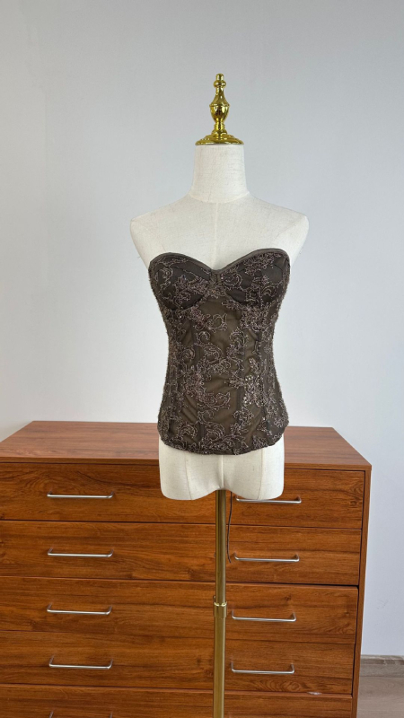 Csipészes halterne felső hát nélküli, halter, melltámasz, deréktáji formázó, virágos mintás poliészter, rövid hossz 40–50 cm