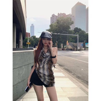 Ženski halter top s uzorkom zmije u postapokaliptičnom stilu, jesen 2024, poliester tkanina, sadržaj poliester 90–95%.