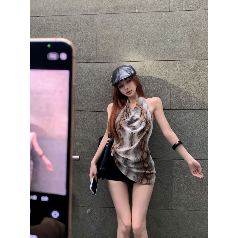 Ženski halter top s uzorkom zmije u postapokaliptičnom stilu, jesen 2024, poliester tkanina, sadržaj poliester 90–95%.