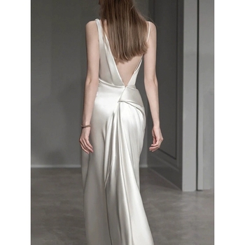 Сватбена рокля с рибена опашка за външна фотосесия - сатен, без ръкави, дълга пола, талия със средна височина