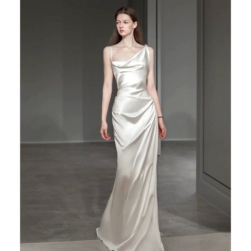 Сватбена рокля с рибена опашка за външна фотосесия - сатен, без ръкави, дълга пола, талия със средна височина