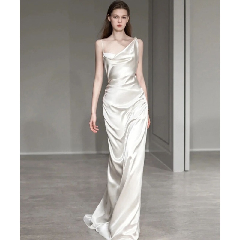 Сватбена рокля с рибена опашка за външна фотосесия - сатен, без ръкави, дълга пола, талия със средна височина