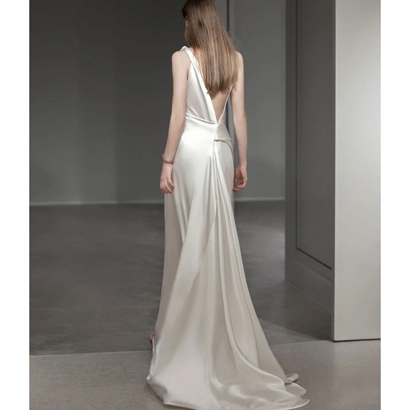 Сватбена рокля с рибена опашка за външна фотосесия - сатен, без ръкави, дълга пола, талия със средна височина