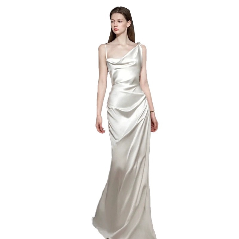 Сватбена рокля с рибена опашка за външна фотосесия - сатен, без ръкави, дълга пола, талия със средна височина