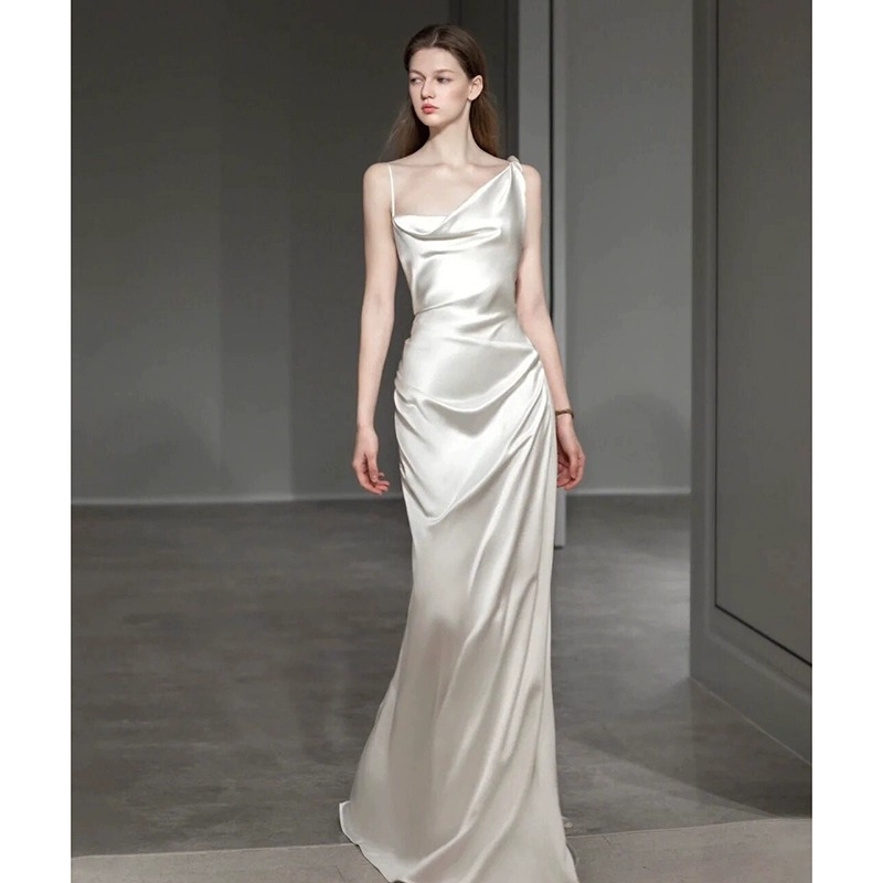 Сватбена рокля с рибена опашка за външна фотосесия - сатен, без ръкави, дълга пола, талия със средна височина