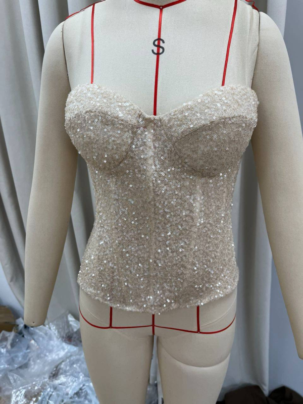 Bez naramenja crop top sa šljokicama – uski kroj, poliester, kratka duljina, ljeto 2026