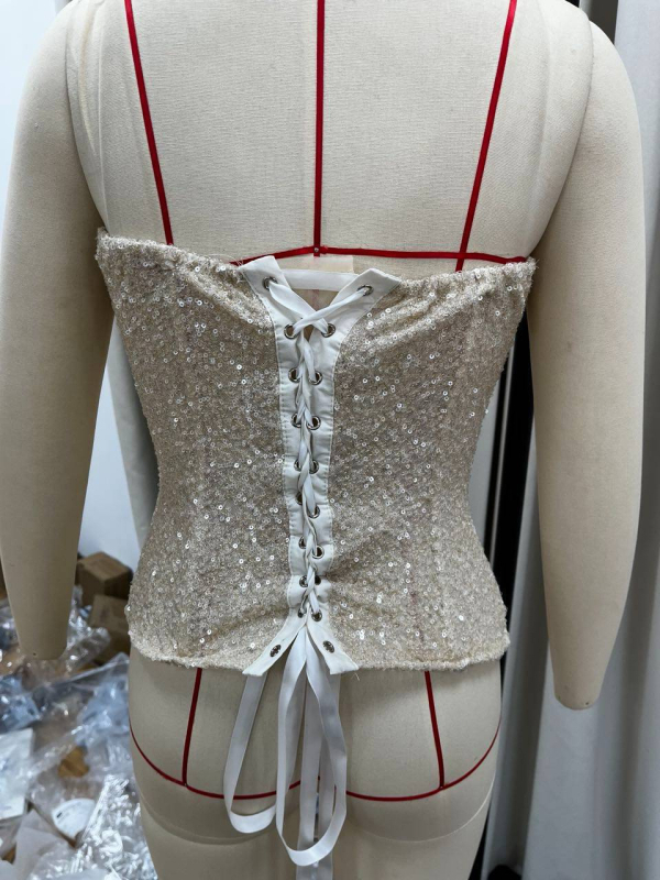 Bez naramenja crop top sa šljokicama – uski kroj, poliester, kratka duljina, ljeto 2026