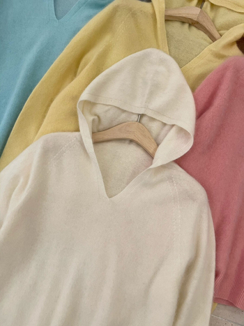 Pulover cu glugă din lână și cașmir (96.5% lână, 3.5% cașmir), textură plușată, croială lejeră, mâneci lungi, pentru toamnă-iarnă