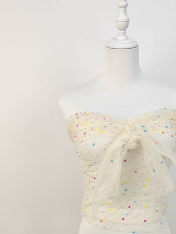 Kamisol top s mrežastim printom srca, halter naramenice, uski kroj, materijal akril-spandeks, duljina 40–50 cm