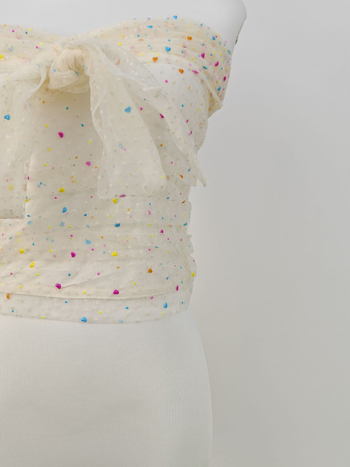 Kamisol top s mrežastim printom srca, halter naramenice, uski kroj, materijal akril-spandeks, duljina 40–50 cm