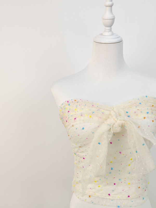 Kamisol top s mrežastim printom srca, halter naramenice, uski kroj, materijal akril-spandeks, duljina 40–50 cm