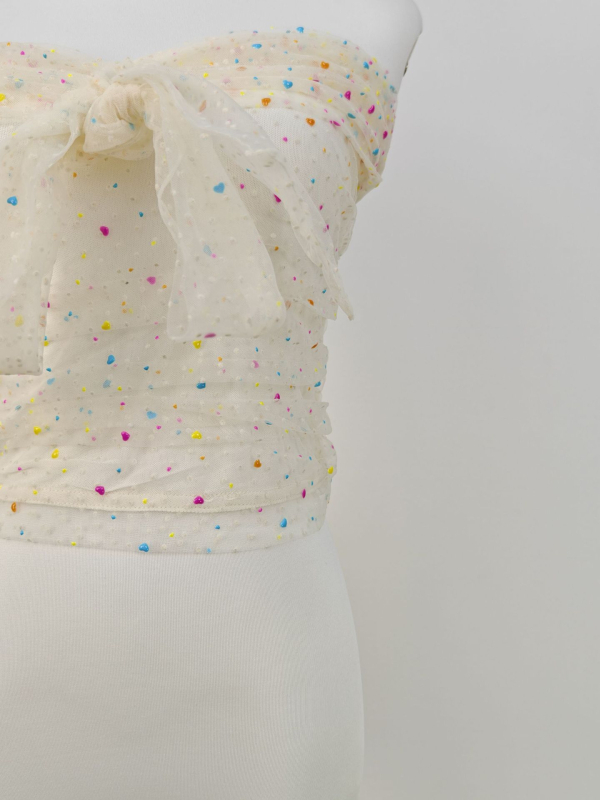 Kamisol top s mrežastim printom srca, halter naramenice, uski kroj, materijal akril-spandeks, duljina 40–50 cm