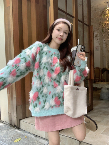 Pulover s labavim krojem, floralni uzorak, debeli vuneni miks (ovčja vuna s akrilom i poliestrom), okrugli ovratnik, dugi rukavi