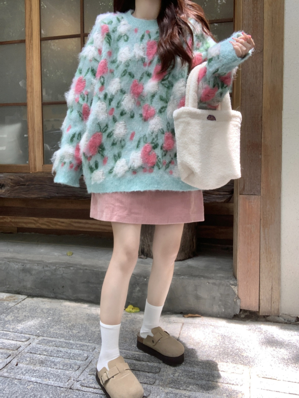 Pulover s labavim krojem, floralni uzorak, debeli vuneni miks (ovčja vuna s akrilom i poliestrom), okrugli ovratnik, dugi rukavi