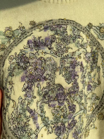 Kašmir pleteni džemper s okruglim izrezom, dugih rukava, prosječne debljine, duljina 50–65 cm, vez kartom zviježđa