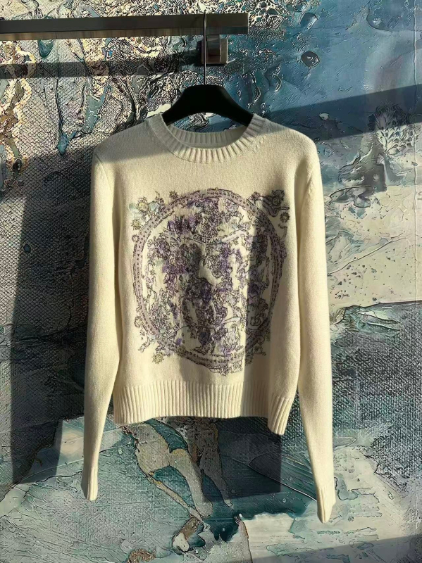 Kašmir pleteni džemper s okruglim izrezom, dugih rukava, prosječne debljine, duljina 50–65 cm, vez kartom zviježđa