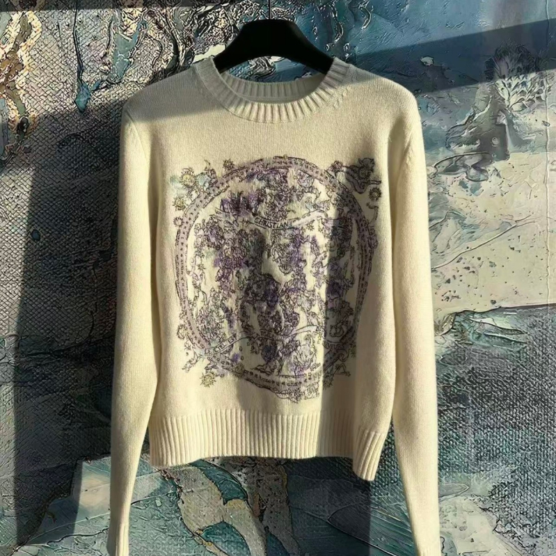Kašmir pleteni džemper s okruglim izrezom, dugih rukava, prosječne debljine, duljina 50–65 cm, vez kartom zviježđa