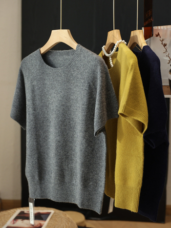 Pulover od vune s okruglim izrezom, slobodan kroj, pleteni materijal, rukavi 3/4