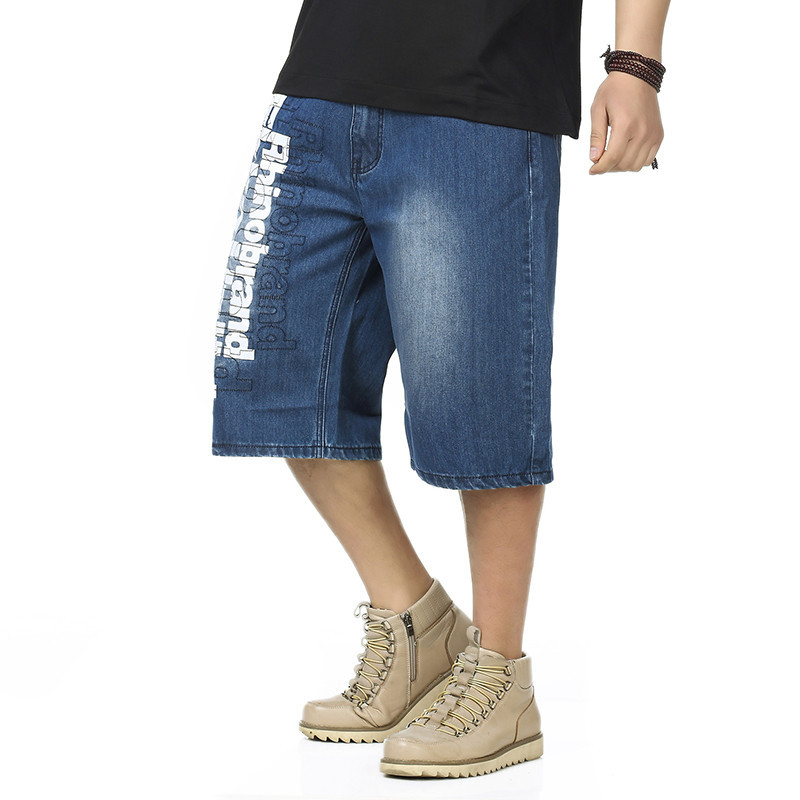 Férfi denim rövidnadrág, laza, széles vágású, cropped hossz, alfabet nyomtatás, 70% pamut denim, nyár