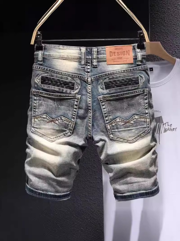 Muške traper šorke, rastezljivi denim od pamuka, s patch-ovima istrošenog izgleda, straight kroj, ljetni street style