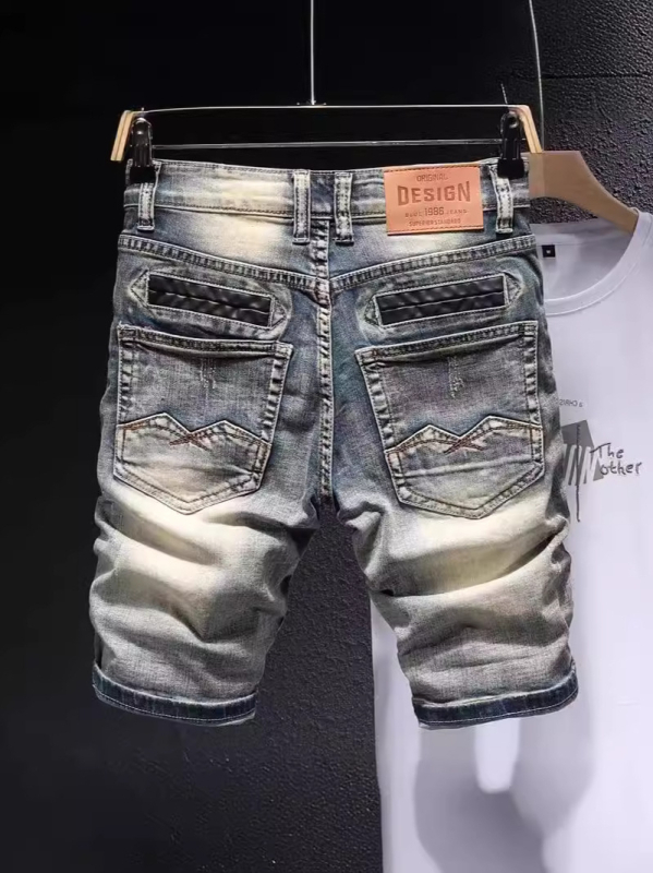 Muške traper šorke, rastezljivi denim od pamuka, s patch-ovima istrošenog izgleda, straight kroj, ljetni street style