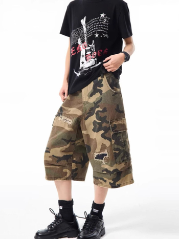 Traper šorcevi s camouflage patch-ima i poderotinama, retro američki stil, kratki kroj, unisex, 75% poliester