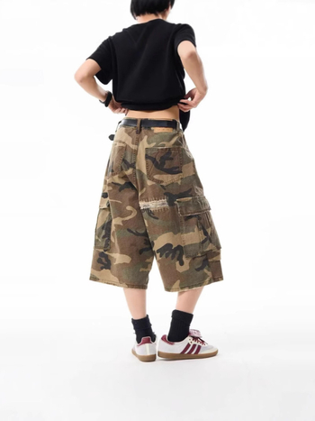 Traper šorcevi s camouflage patch-ima i poderotinama, retro američki stil, kratki kroj, unisex, 75% poliester