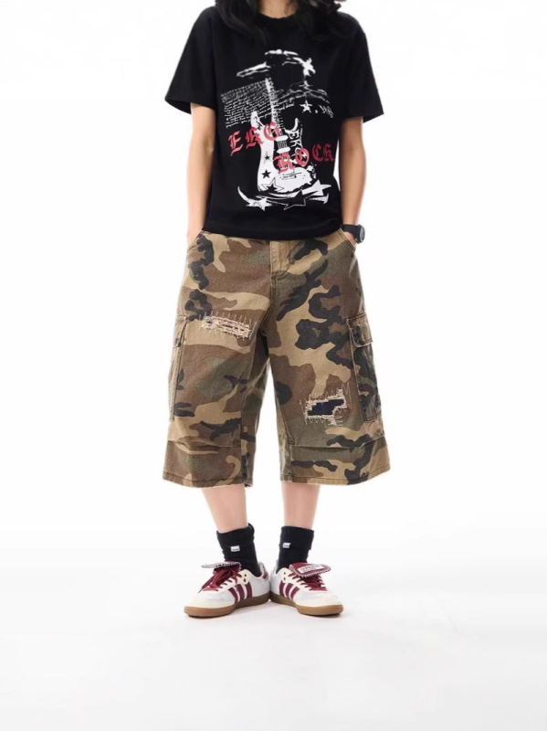 Traper šorcevi s camouflage patch-ima i poderotinama, retro američki stil, kratki kroj, unisex, 75% poliester