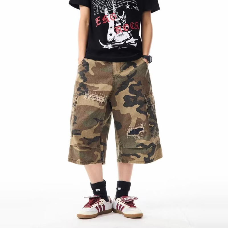 Traper šorcevi s camouflage patch-ima i poderotinama, retro američki stil, kratki kroj, unisex, 75% poliester