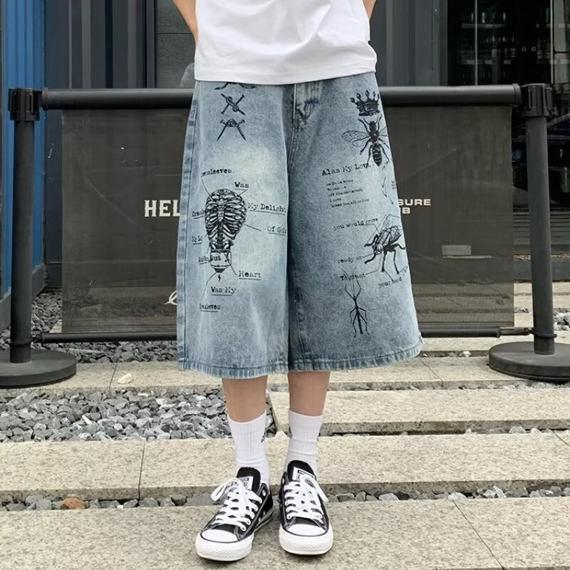 Unisex kapri traper šorc - labav kroj, ravne nogavice, srednji pojas, pamučni kaubojski denim, zakrpe dekor, ljeto 2025